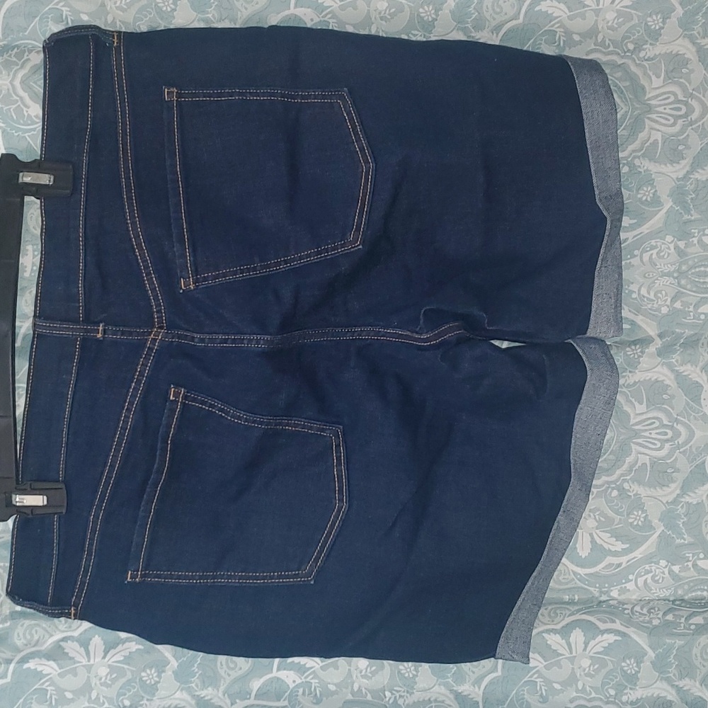 OLD NAVY MID RISE SHORTS - Picture 4 of 5